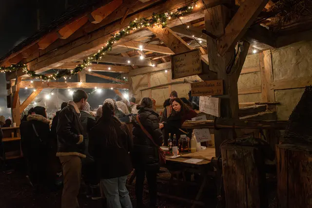 Die friesacher Stadtwache servierte selbstgemachten Eierlikör uvm.  | Foto: MeinBezirk/Freya Essler
