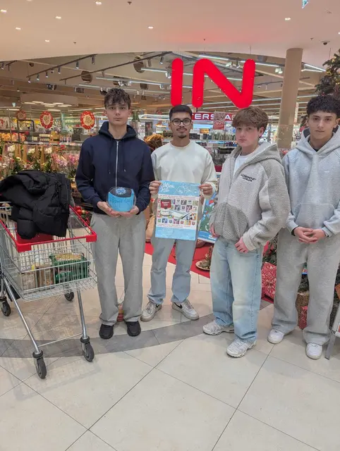 Schüler der HAK/HAS Mistelbach beim Spendensammeln