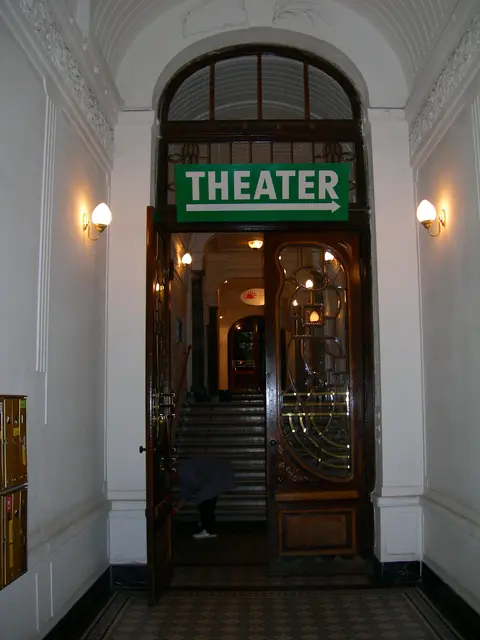 Ein großer Pfeil zeigt an, wie man ins Theater kommt.  | Foto: Pygmalion Theater