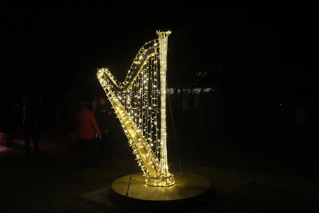 Verschiedene Lichtinstallationen führen entlang eines Lichterwegs durch das Ortszentrum.