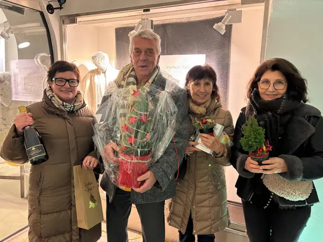 Bereits früh am Nachmittag füllte sich der weihnachtlich geschmückte Hauptplatz mit zahlreichen Besuchern aus der Gemeinde und der Region. | Foto: Manuela Danzinger