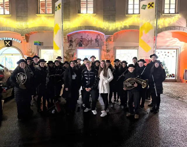 In warmherziger Atmosphäre lud Raiffeisen zum Weihnachtsfest auf den Hauptplatz in Gars am Kamp ein. | Foto: Privat
