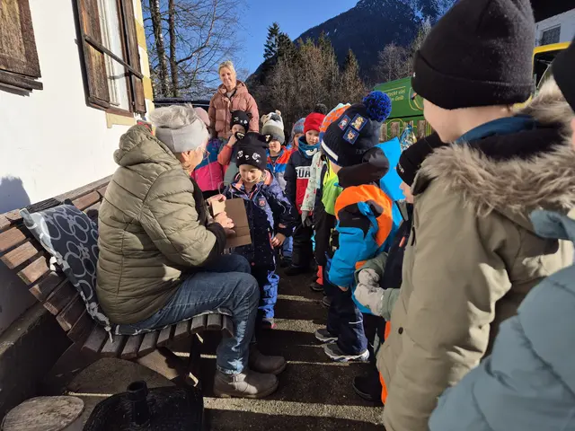 Kleine selbstgebastelte Geschenke zauberten den Bacher Seniorinnen und Senioren ein Lächeln ins Gesicht. | Foto: Kindergarten Bach