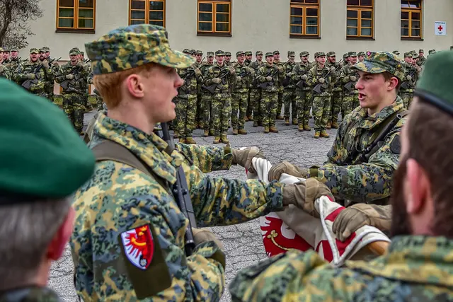 Die Rekruten sprechen die Angelobungsformel und geloben der Republik Österreich und seinem Volk zu dienen. | Foto: BMLV/Hansjörg Raggl
