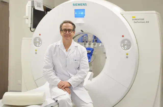 Primar Matthias Fürstner, neuer Leiter des Instituts für Radiologie am Krankenhaus der
Barmherzigen Brüder St. Veit an der Glan und am Elisabethinen-Krankenhaus Klagenfurt, beim
1CT-Arbeitsplatz. Der international anerkannte Experte für interventionelle Radiologie bringt langjährige Erfahrung mit und gilt als Pionier minimalinvasiver, bildgesteuerter Therapien. | Foto: Barmherzige Brüder St. Veit