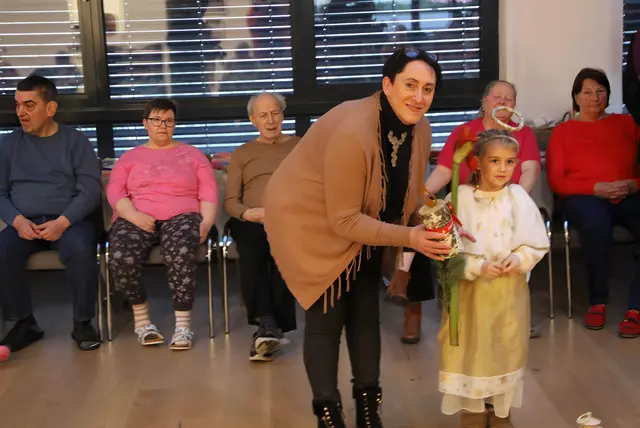 Den Blumengruß als Geschenk der Kids nahm Sylvia Kremsner vom PKZ entgegen. | Foto: Peter Seper