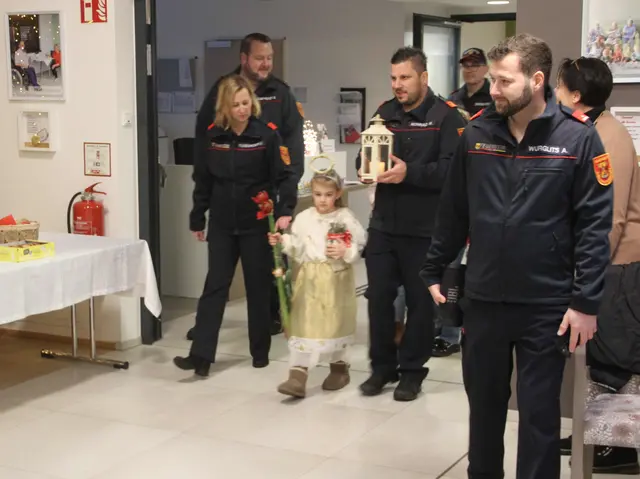 Die Feuerwehrkids brachten traditionell das Friedenslicht ins Pflegekompetenzzentrum Großpetersdorf. | Foto: Peter Seper