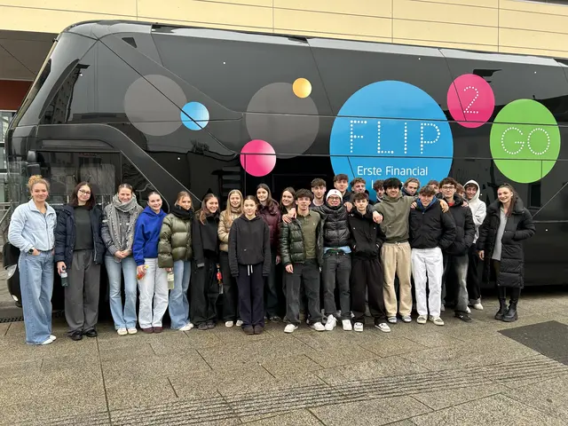 (vlnr): Prof. Steiner Marlies, Schüler und Schülerinnen des BORG Wiener Neustadt &amp; Zielgruppenmanagerin der Wiener Neustädter Sparkasse Jacqueline Bordo. | Foto: Wiener Neustädter Sparkasse