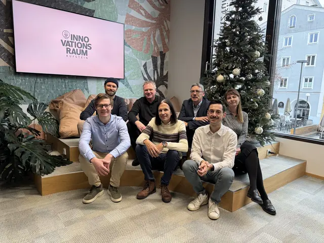 Steuerungsgruppe Grenzüberschreitender Mobilitätskoordinator: Hinten: Christian Grasser (Verkehrsverbund Tirol), Oliver Kirchner (Mobilitätskoordinator Bayern-Tirol), Markus Haller (Münchner Verkehrs- und Tarifverbund), Esther Jennings (Euregio Inntal); Vorne: Jelle Mertens (Land Tirol), Harry Seybert (Freistaat Bayern), Manuel Tschenet (Kufstein mobil) v.l. | Foto: Lisa Göstl