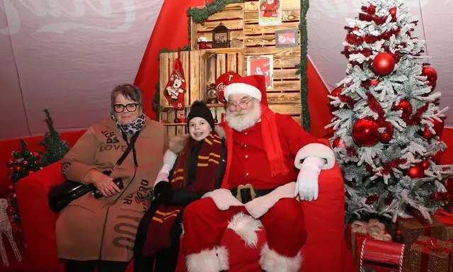 240 Gewinner:innen konnten ein exklusives Foto mit dem Weihnachtsmann machen.  | Foto: H. Klein