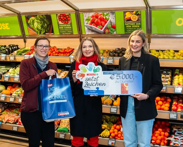 Spar-Marktleiterin Marina Feichtner (li.) übergibt gemeinsam mit Lena Reisch (re.) von Spar die Spende an Brigitte Winkler des Kufsteiner Vereins Evita.
 | Foto: SPAR
