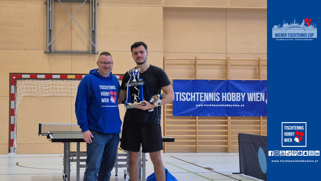Organisator Michael Mader übergibt den Pokal an Herrn Ponjarac, Wiener Tischtennis Champion 2025 | Foto: Tischtennis Hobby Wien