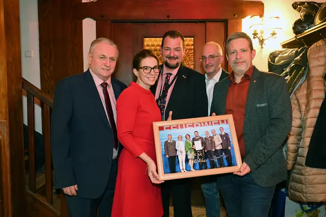 Die Stadtchefin hatte als Geschenk das Foto von der Ehrung durch Landeshauptfrau Johanna Mikl-Leitner mit im Gepäck. | Foto: 2025psb/sap