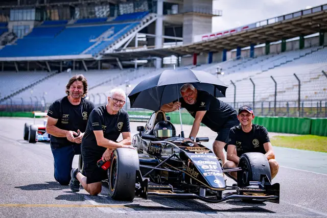 Jürgen Berger (im Auto) mit seiner Crew. | Foto: Jürgen Berger