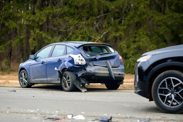 Der Pkw der Frau sei durch den Auffahrunfall von der Fahrbahn geschleudert worden. (Symbolfoto) | Foto: stock.adobe.com/at/Tricky Shark 