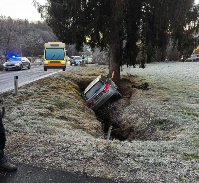 Ein Fahrzeug war am Samstag von der Straße abgekommen und ins Bachbett gerutscht. | Foto: FF Södingberg