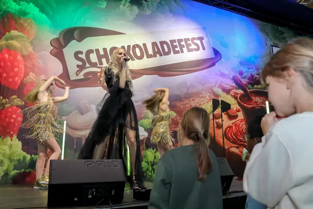 Das Unterhaltungsprogramm auf der Bühne wird mit Musikern, Tanzvorführungen und vielen weiteren Darbietungen sowie Gewinnspielen abgerundet. | Foto: Robin Consult/lepsifoto