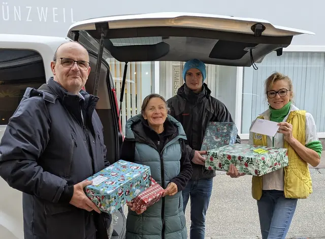 Bei der Abholung der Pakete, die die Goldhaubengruppe Schwertberg sammelte. | Foto: Rosa Strauss