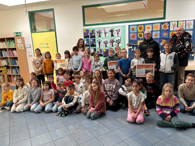 Bürgermeister Michael Krischke und Biosphärenpark-Direktor Andreas Weiß überreichen als Dankeschön die Urkunden an die Schüler und Schülerinnen der Volksschule Wienerwald, mit Direktorin Hermine Noth. | Foto: VS Sittendorf