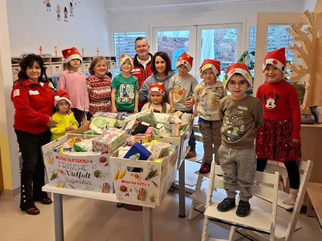 Freude bei der Übergabe:  Kindergartenleiterin Sylvia Greiler und BÜM-Mitarbeiterin Monika Knabl überreichten gemeinsam mit den Kindern des Kindergartens St. Donat die gesammelten Lebensmittelspenden an Vertreter des Roten Kreuzes, an Mathilde Bujar und Peter Sablattnig. | Foto: Kindergarten St. Donat