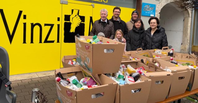 Die Familie Temmer übergab an den Vinzimarkt 100 Pakete. Diese waren im Nu vergriffen und die Menschen hatten eine sehr große Freude damit. | Foto: Autohaus Temmer