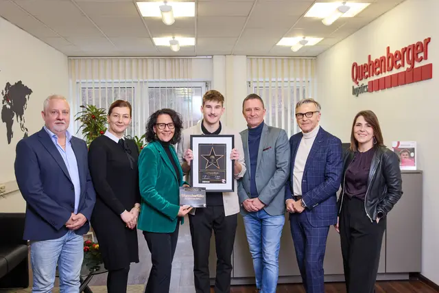 Die Wahl zum „Lehrling des Monats“ fiel im Dezember auf Julian Schwab aus Obertrum. Im Bild v.l.: Lehrlingsausbilder Gerald Küstner, Selma Dudakovic, Teamleader HR Development, Landesrätin Daniela Gutschi, „Lehrling des Monats“ Julian Schwab, Geschäftsführer Andreas Letsch, WKS-Präsident Peter Buchmüller sowie Martina Plaschke (WKS). Bergheim | Foto: WKS/Andreas Hechenberger