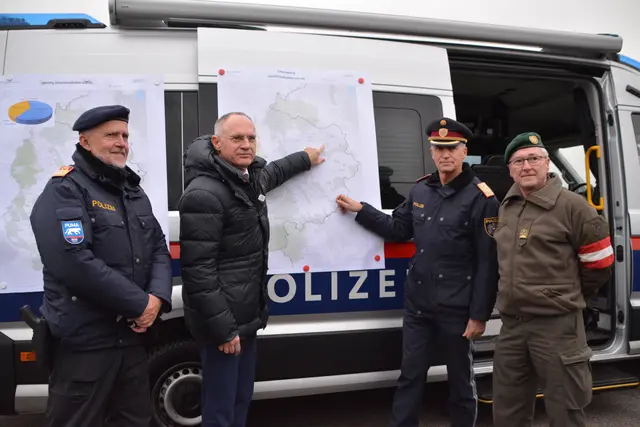 Innenminister Gerhard Karner beim Lokalaugenschein an der burgenländischen Grenze in Deutschkreutz. | Foto: Rosenberger Victoria/MeinBezirk