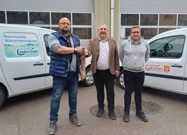 Bürgermeister Fritz Feichtinger (Mitte) bei der Schlüsselübergabe an Wassermeister Rene Stöttinger (l.) und Bauhofleiter Wolfgang Würflinger. | Foto: Stadtgemeinde Laakirchen