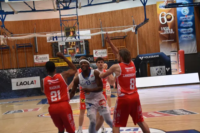 Harter Kampf: Nelson Haskin und Moritz Lanegger-Rest gegen Quincy Diggs | Foto: Michael Strini