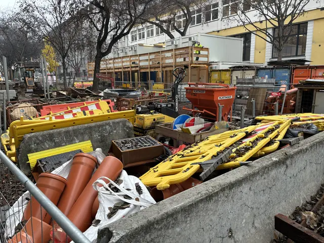Rund um die Bäume in der Markhofgasse wurde einiges an Material für die Bauarbeiten der 18er-Bim abgelagert.  | Foto: Luca Arztmann/MeinBezirk