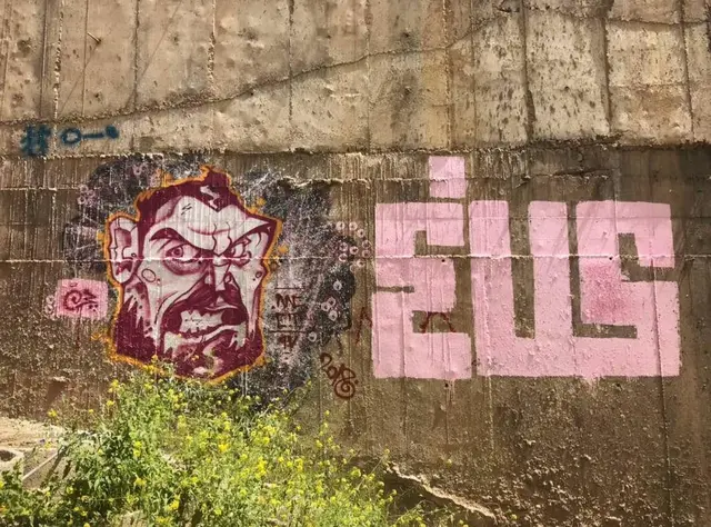 Als Omid mit Freunden 2023 im Iran neben einer Autobahn politische Slogans gemalt habe, sei er dafür verhaftet worden. (Symbolbild) | Foto: Mohammadi Omid