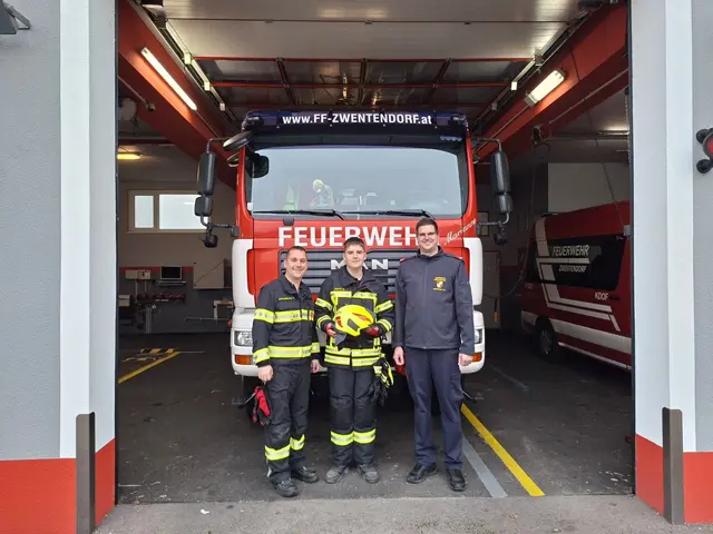 Am 17. Dezember 2025, an seinem 15. Geburtstag, wurde Jonas Henninger von der Feuerwehrjugend der FF Zwentendorf in den Aktivdienst überstellt. Kommandant OBI Tobias Hochmuth und Jugendbetreuer BM Martin Budovinszky freuen sich über den Nachwuchs im Aktivdienst und wünscht Jonas viel Erfolg bei der weiteren Ausbildung sowie eine stets sichere Rückkehr von allen Übungen und Einsätzen. | Foto: FF Zwentendorf