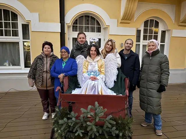 Ein besonderer Höhepunkt für die jüngsten Besucher war der Besuch des Christkinds, das Weihnachtsgeschichten vorlas und anschließend Geschenke an die Kinder verteilte.  | Foto: Manuela Danzinger