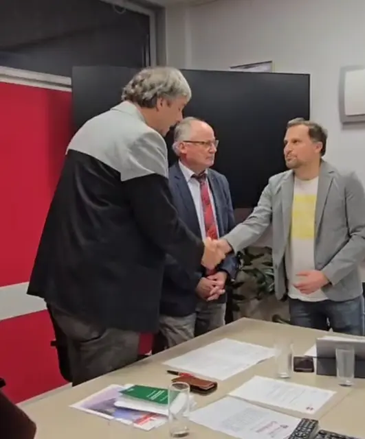 Christoph Appe (rechts) wurde von Bezirkshauptmann Johannes Leitner (links) als neuer zweiter Vizebürgermeister angelobt. Auch Bürgermeister Franz Ragger (Mitte) war dabei.  | Foto: Privat