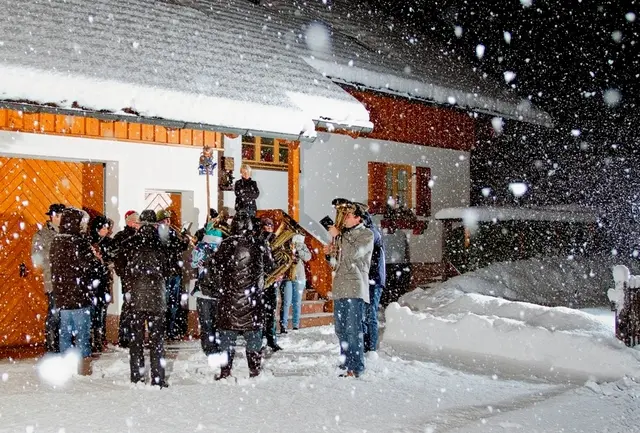 Aufgeteilt in 3 Gruppen ziehen die Obertrauner Musikerinnen und Musiker von Haus zu Haus, um der Bevölkerung und den Gästen ein gutes neues Jahr zu wünschen. | Foto: Schöpf