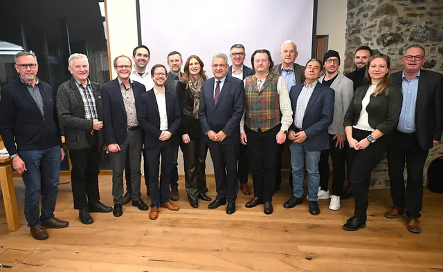 Mit dabei waren unter anderem Arnold Pacher (Bgm. Glanegg), Günter Sonnleitner (Obmann Kärntner Holzstraße), Gunter Brandstätter (Gesch.ftsführer Region Mittelkärnten) und Gerhard Mock (Obmann Region Mittelkärnten) (von links)
 | Foto: Josef Bodner