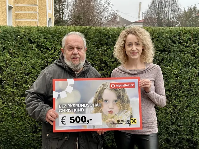 Helmut Bogner übergibt die Spende für das BezirksRundSchau Christkind an MeinBezirk-Redaktionsleiterin Barbara Ebner. | Foto: MeinBezirk/A. Kern