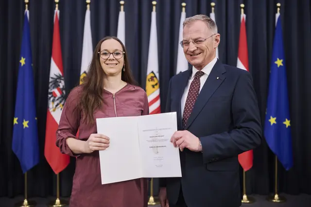 Magdalena Preuner erhielt eine Urkunde von Landeshauptmann Thomas Stelzer. | Foto: Peter Mayr
