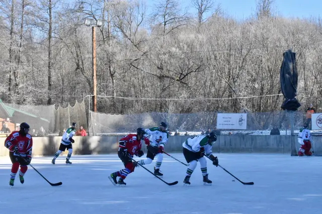 Das letzte Freiluft-Eishockeyspiel in St. Josef fand vor zwei Jahren statt. | Foto: Michl
