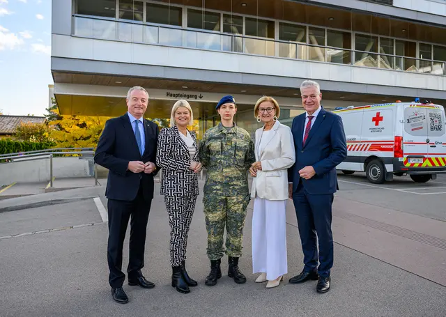 v.l.n.r.: NÖ LGA Vorstand Gerhard Dafert, Bundesministerin für Landesverteidigung 
Klaudia Tanner, Dr. Isabella Klaus, Landeshauptfrau Johanna Mikl-Leitner und Landesrat 
Anton Kasser | Foto: NLK Burchhart