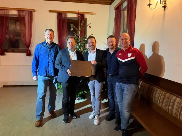 Übergabe der Ehrentafel im Rahmen der Jahreshauptversammlung. | Foto: FC Pischelsdorf