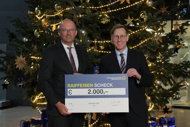 Raiffeisenlandesbank Oberösterreich-Generaldirektor Reinhard Schwendtbauer übergab den Spendenscheck an MeinBezirk OÖ-Chefredakteur Thomas Winkler.  | Foto: MeinBezirk/Ingo Till