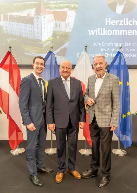 Bundeskanzler Stocker: Sohn Clemens, Bundeskanzler Christian Stocker und Bürgermeister Klaus Schneeberger beim Empfang (alle ÖVP). | Foto: Stadt Wiener Neustadt/Weller