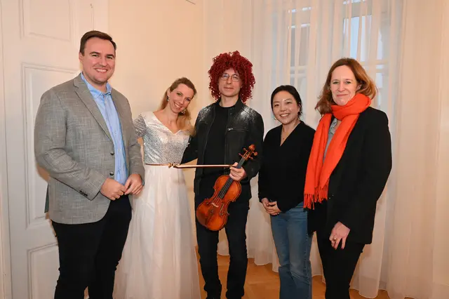StR Michael Capek mit Conny Boes, Nedyalko Topalov und Victoria Choi und Saskia Sailer (Abteilung Kultur). | Foto: 2025psb/sap