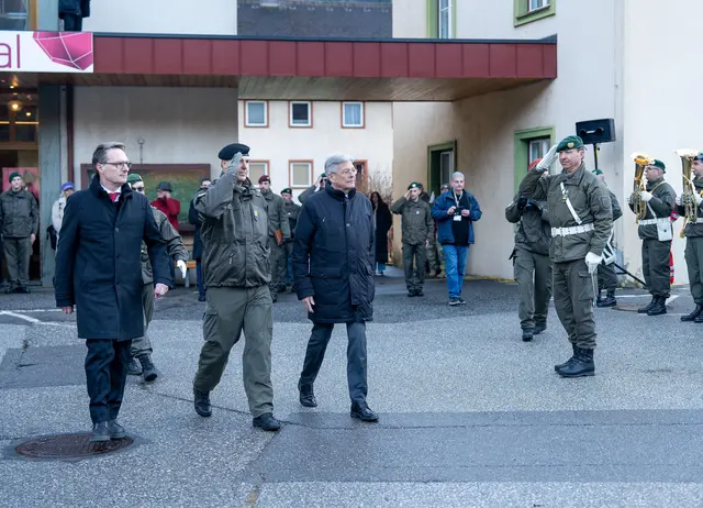 v.l.: LAbg. Michael Maier (Bürgermeister der Stadtgemeinde Radenthein); Philipp Eder (Militärkommandant von Kärnten); LH Peter Kaiser | Foto: LPD Kärnten/Steinacher