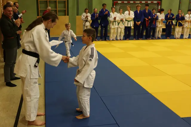 Cheftrainerin Christa Schimpel überreichte die Prüfungsurkunden | Foto: Gerhard Langmann