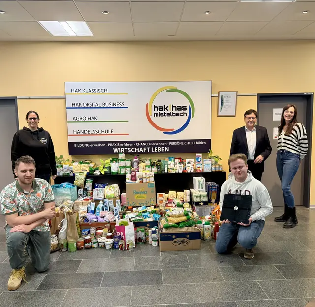 Lukas Weinhofer, Astrid Tröstl, Julian Pontiller, Christian Rindhauser und Barbara Torres mit den gesammelten Lebensmitteln und Hygieneartikeln am Tag der Abholung durch die Caritas | Foto: Florian Bauer