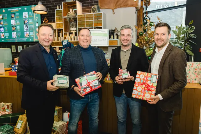 Die Merkur Versicherung setzte auch heuer wieder die Aktion "Weihnachtswunder" für Kinder und Jugendliche um. Am Foto das Vorstandsteam: Christian Kladiva, Markus Spellmeyer, Andreas Gaugg und Markus Zahrnhofer (v.l.)  | Foto: Benjamin Gasser