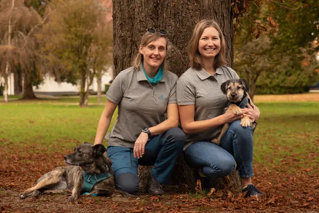 Anne van der Hulst, Gründerin "Psy Dogs" und Psychotherapeutin und ihre Hunde, mit Anna Weissenbacher, fachliche Leiterin Hundetraining und Veterinärmedizinerin. | Foto: Bianca Pfannhofer