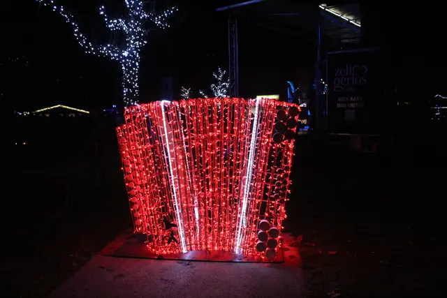 Verschiedene Lichtinstallationen führen entlang eines Lichterwegs durch das Ortszentrum.